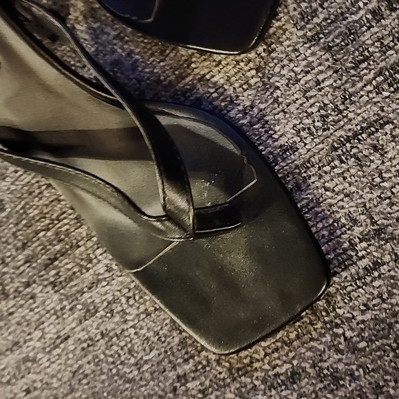 New Billini Princess Polly Solana black heeled thong style sandals, Size 7 - Picture 2 of 10
